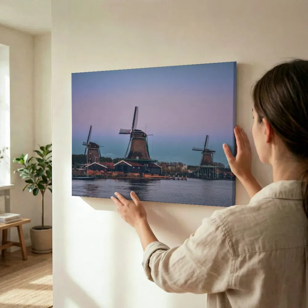 Sfeerimpressie: Hollandse molens in de schemering terwijl het wordt opgehangen