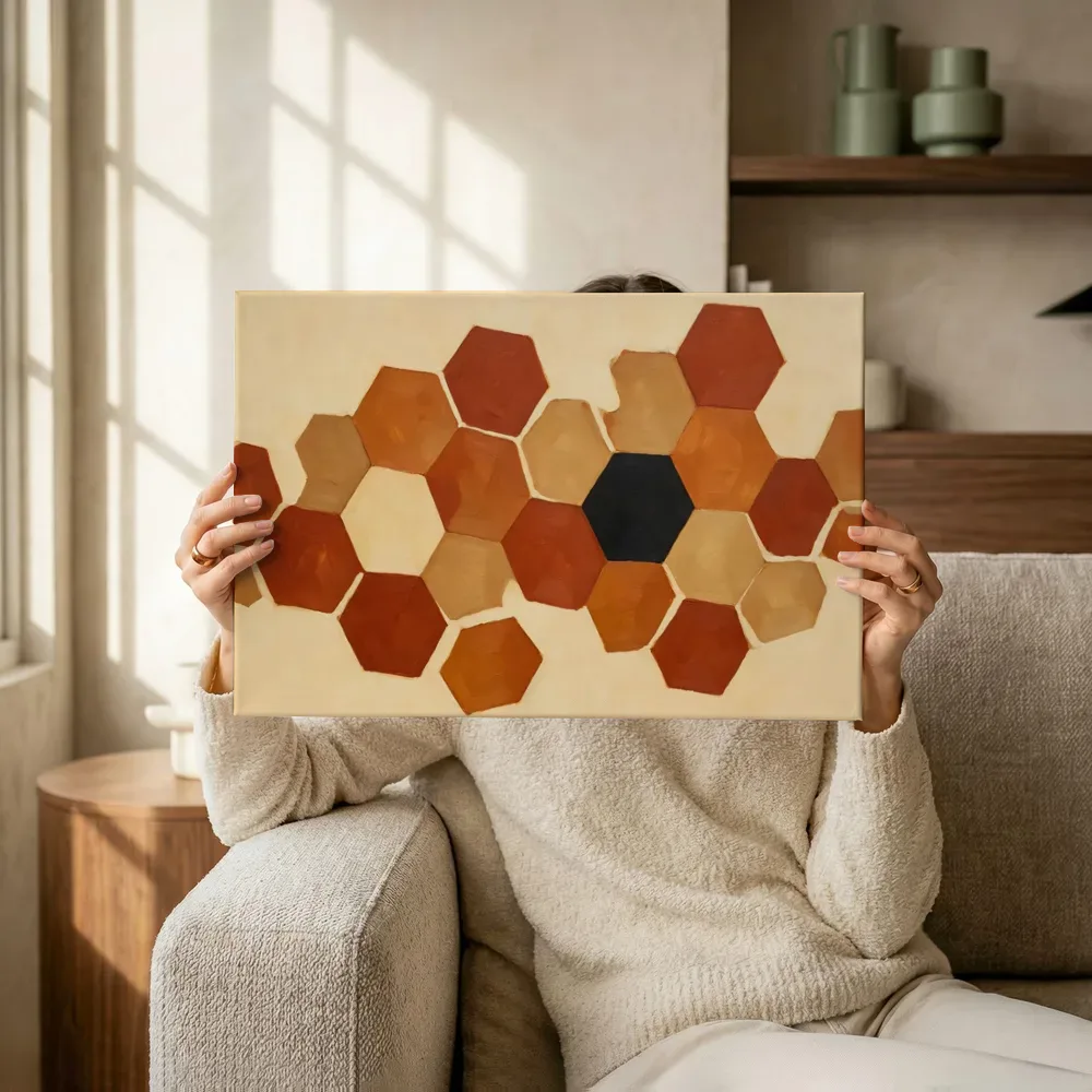 Sfeerimpressie: Honingraat Geometric Earth 3 terwijl het omhoog wordt gehouden