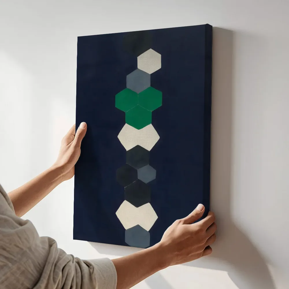 Sfeerimpressie: Honingraat Geometric Earth in houtskoolgrijs 2 terwijl het aan de muur wordt gehangen