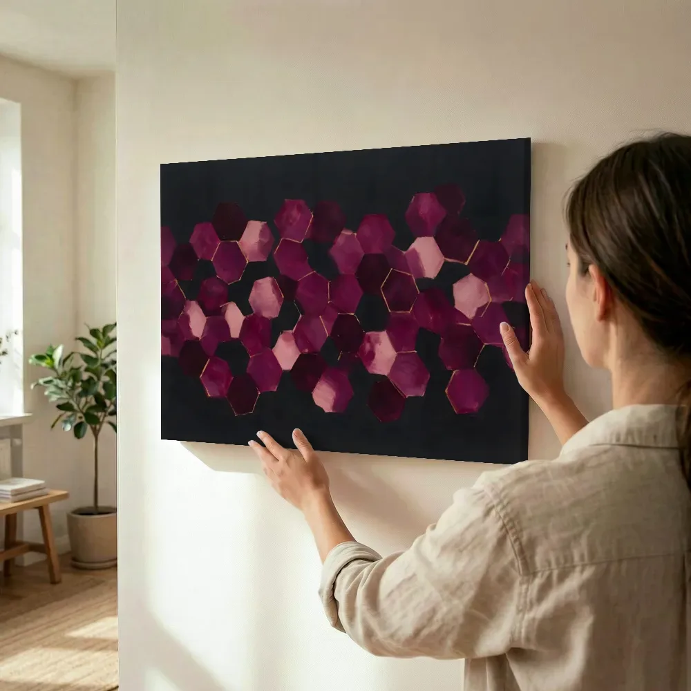Sfeerimpressie: Honingraat Geometric Earth in magenta 2 terwijl het wordt opgehangen