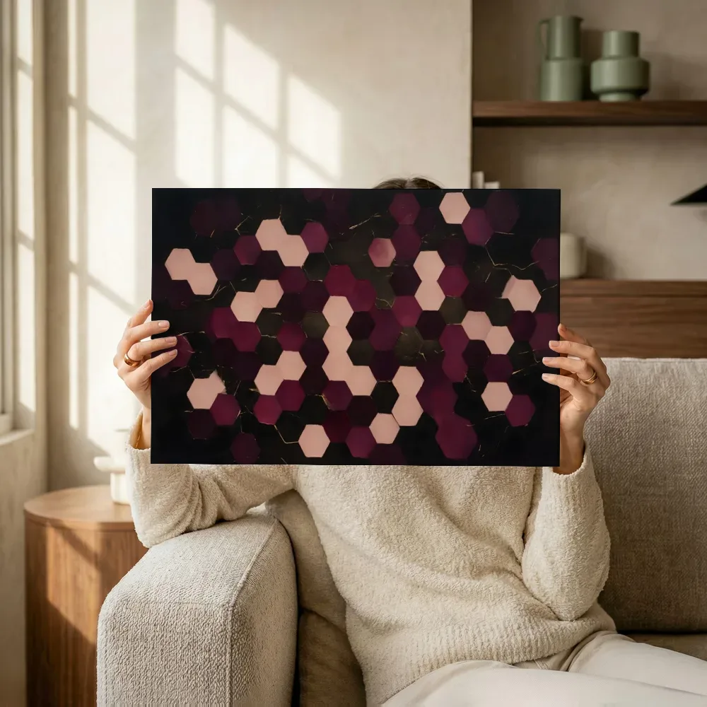 Sfeerimpressie: Honingraat Geometric Earth in magenta 3 terwijl het omhoog wordt gehouden