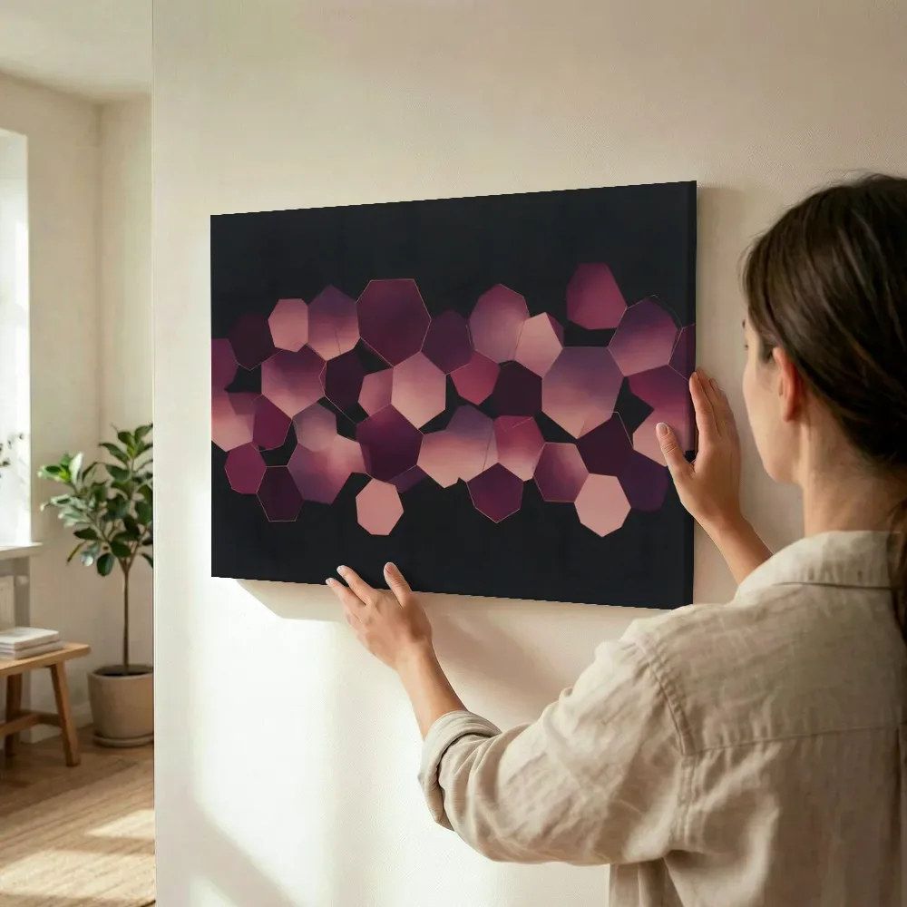 Sfeerimpressie: Honingraat Geometric Earth in magenta 4 terwijl het wordt opgehangen