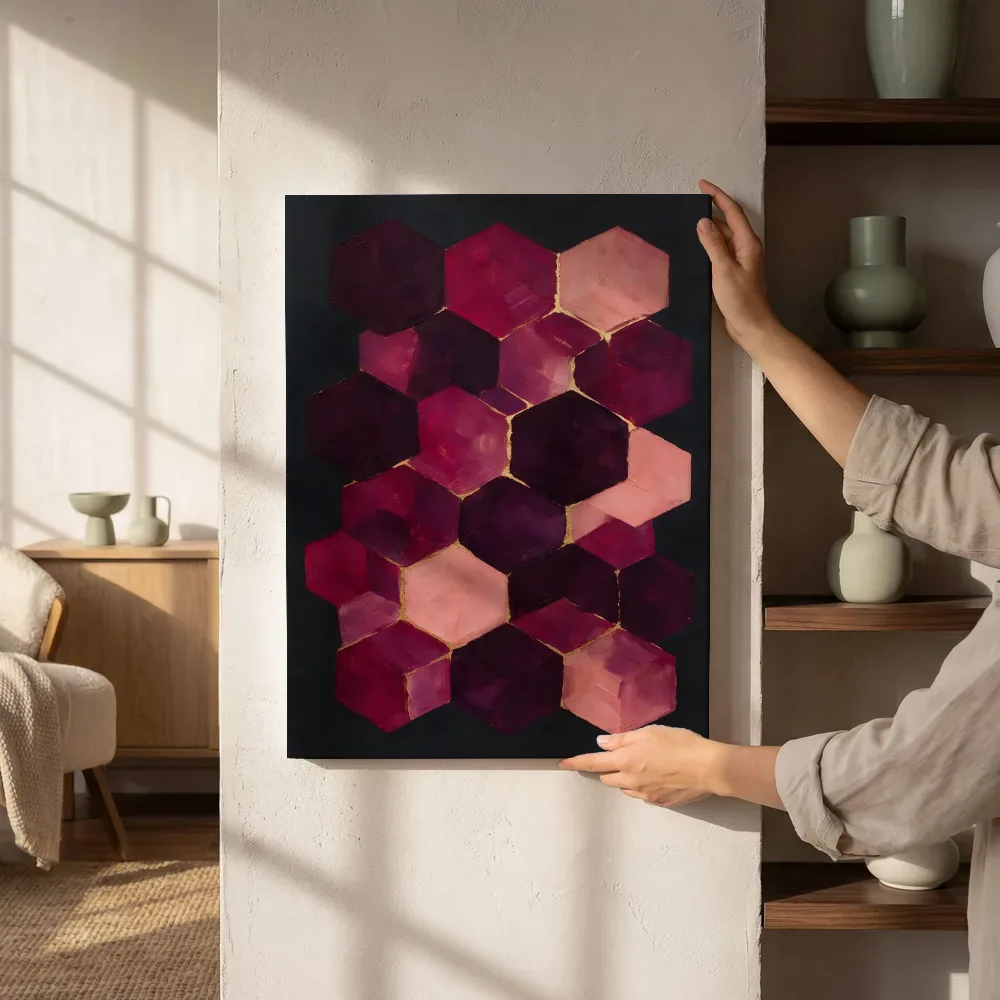 Sfeerimpressie: Honingraat Geometric Earth in magenta naast de kast