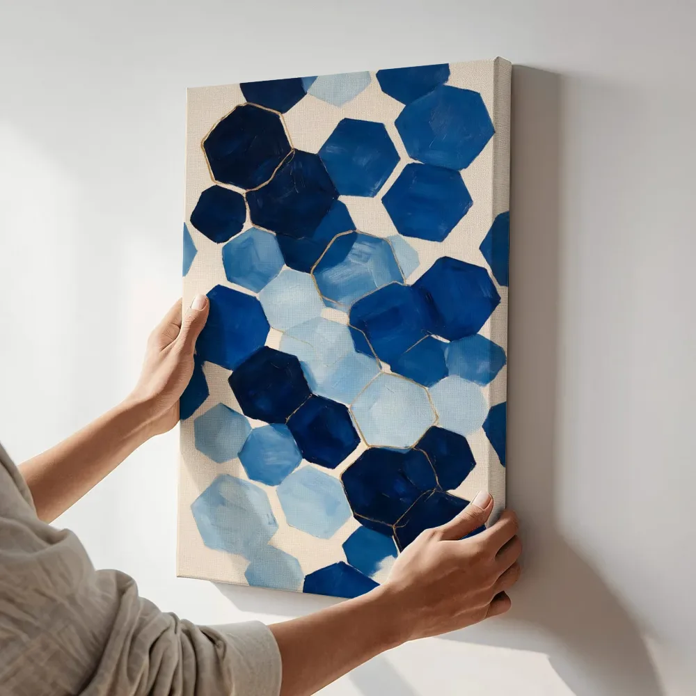 Sfeerimpressie: Honingraat Geometric Earth in middernachtindigo terwijl het aan de muur wordt gehangen