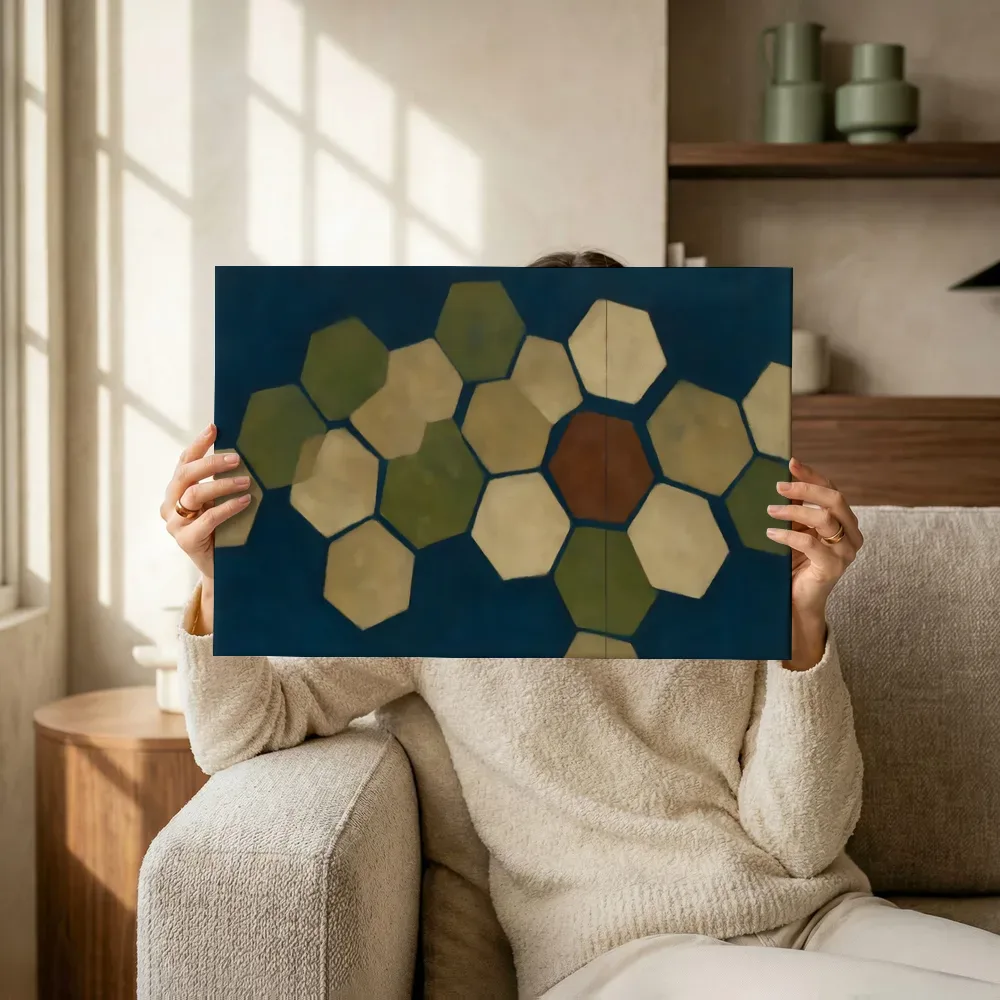 Sfeerimpressie: Honingraat Geometric Earth in olijfgroen terwijl het omhoog wordt gehouden
