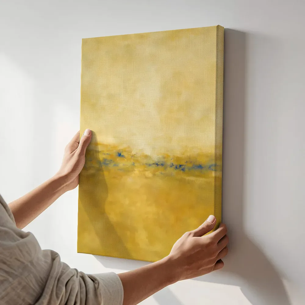 Sfeerimpressie: Horizon in mosterd en kobalt terwijl het aan de muur wordt gehangen