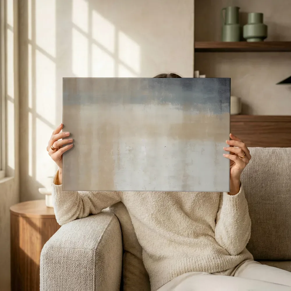 Sfeerimpressie: Horizonabstractie in beige en marineblauw terwijl het omhoog wordt gehouden