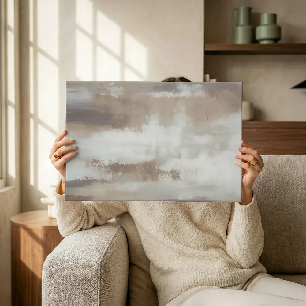 Sfeerimpressie: Horizonlijn abstractie in taupe en beige terwijl het omhoog wordt gehouden