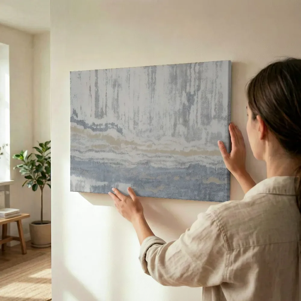 Sfeerimpressie: Horizontale gemarmerde banen in grijs en taupe terwijl het omhoog wordt gehouden