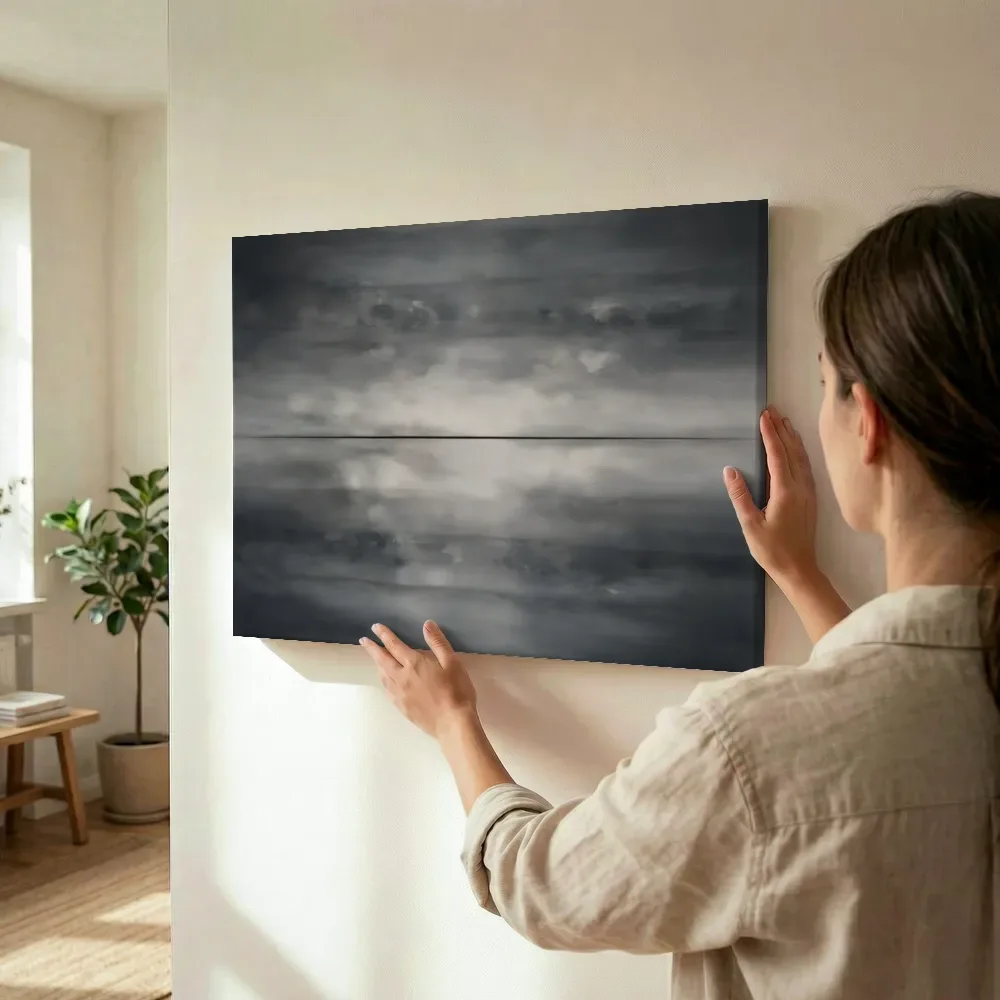 Sfeerimpressie: Horizontale Lagen Nevel in Grafiet Mono terwijl het wordt opgehangen