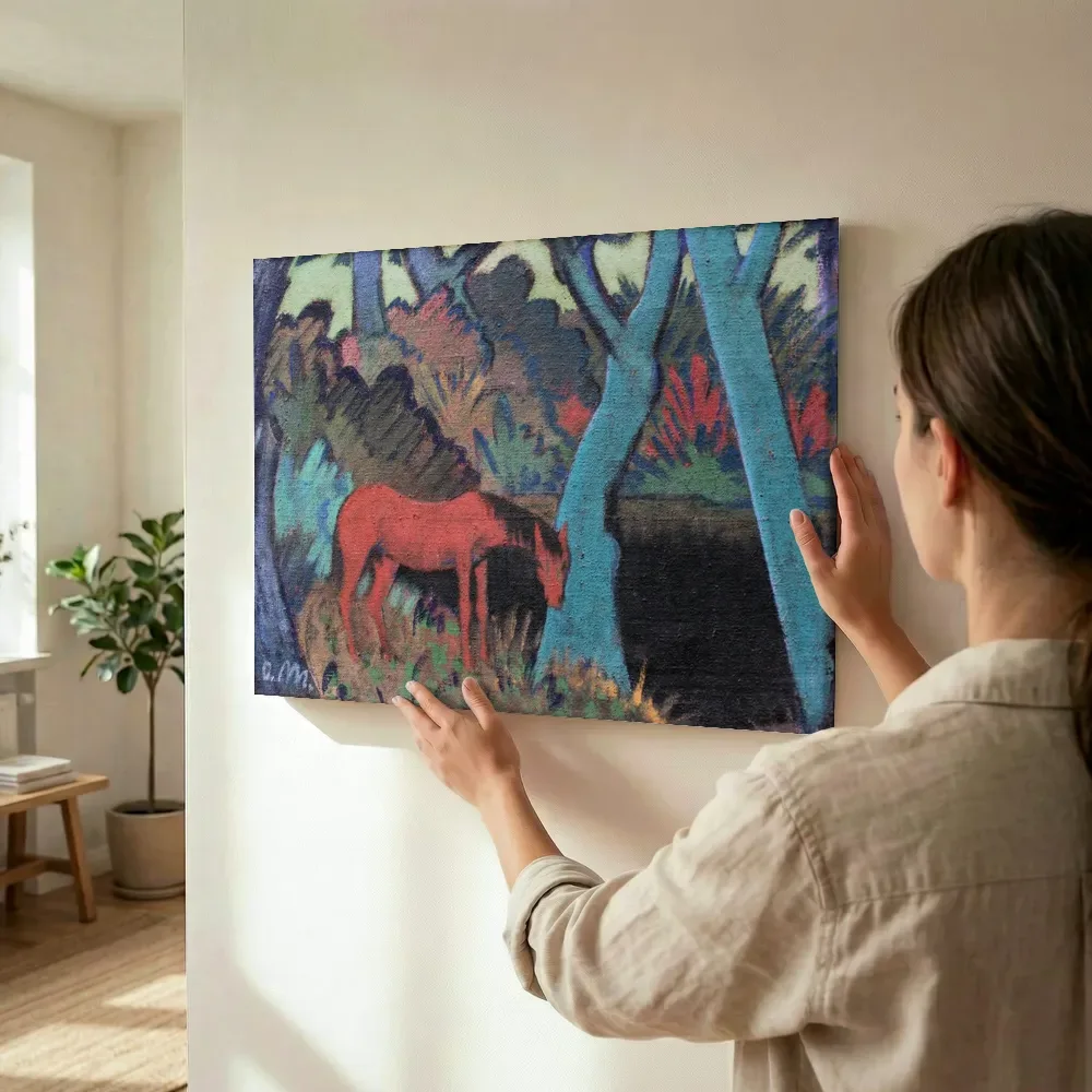 Sfeerimpressie: Paard bij zwart water van Otto Mueller terwijl het wordt opgehangen