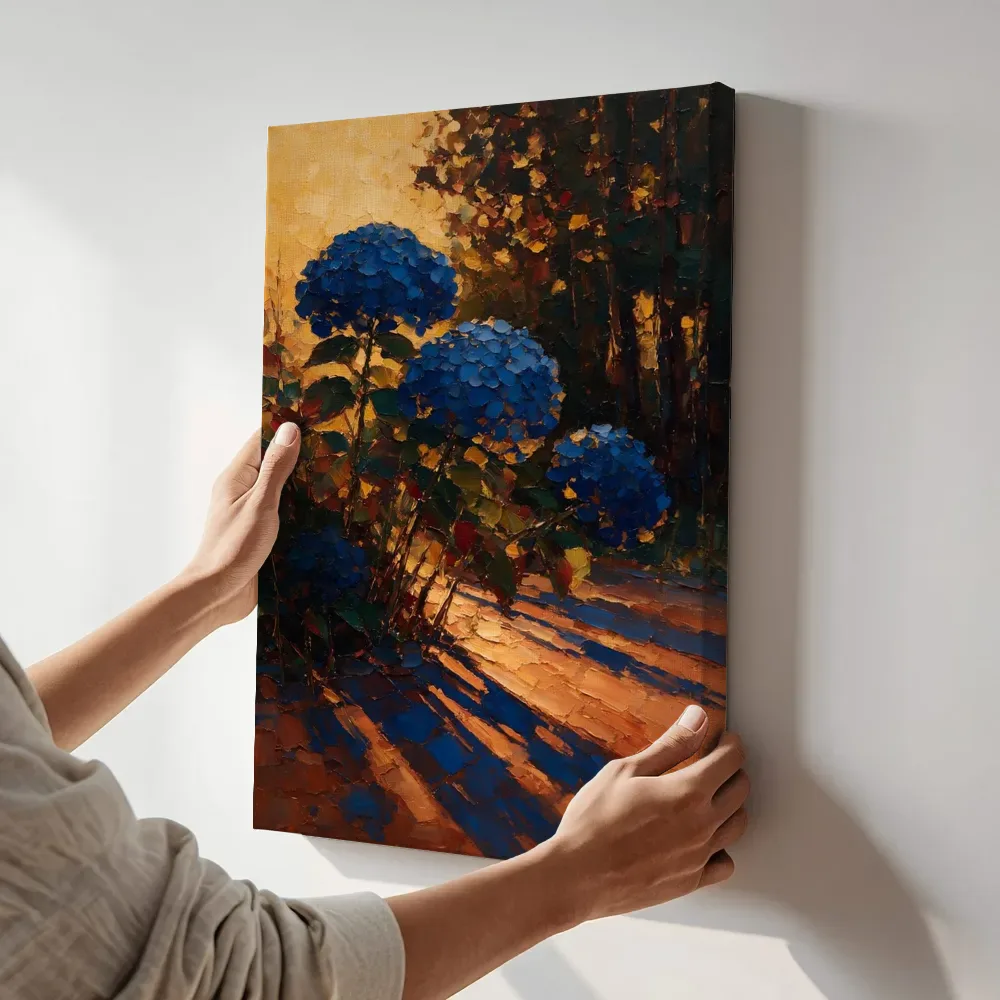 Sfeerimpressie: Hortensia aan de bosrand in diepblauw terwijl het aan de muur wordt gehangen