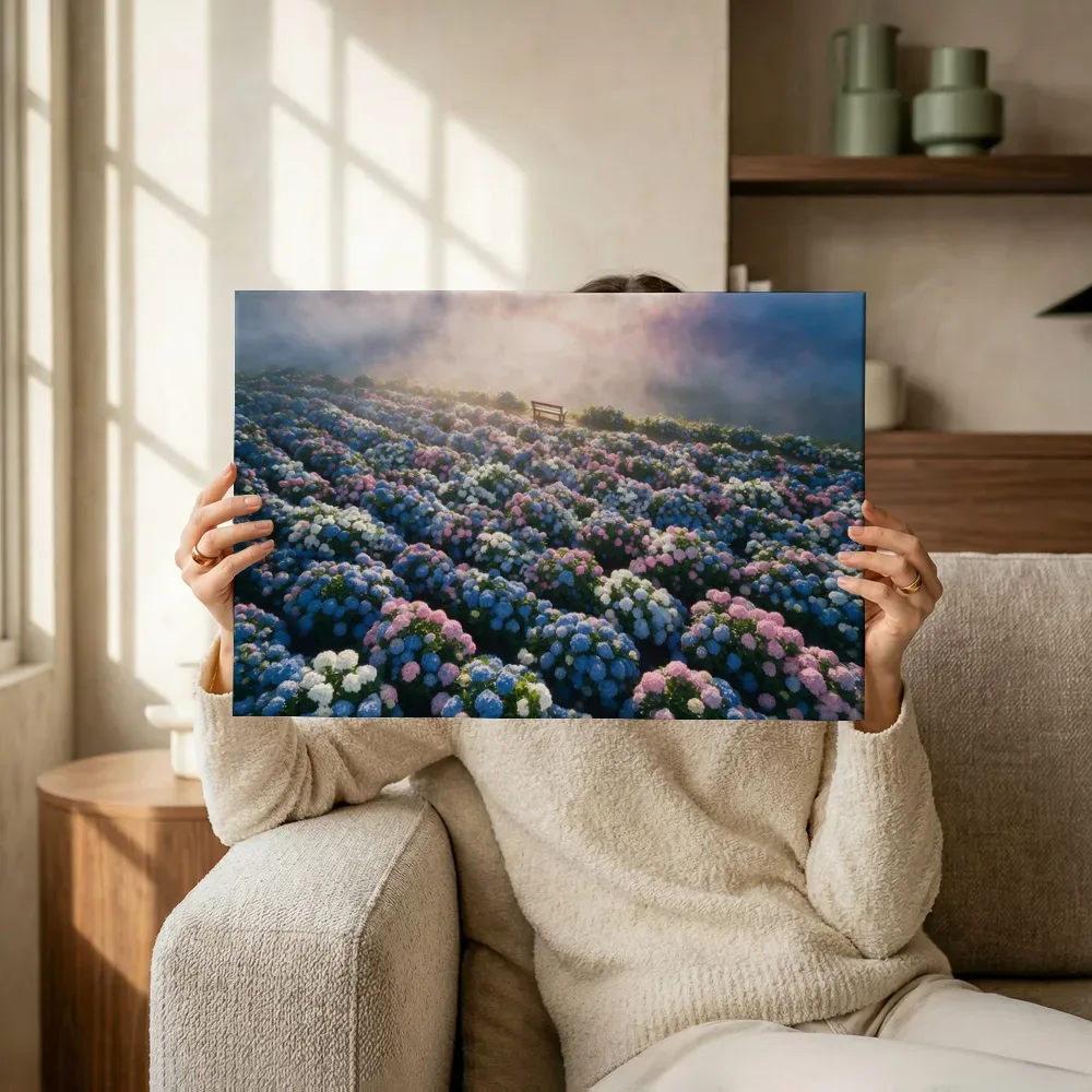 Sfeerimpressie: Hortensia bij de ochtendmist 6 terwijl het omhoog wordt gehouden