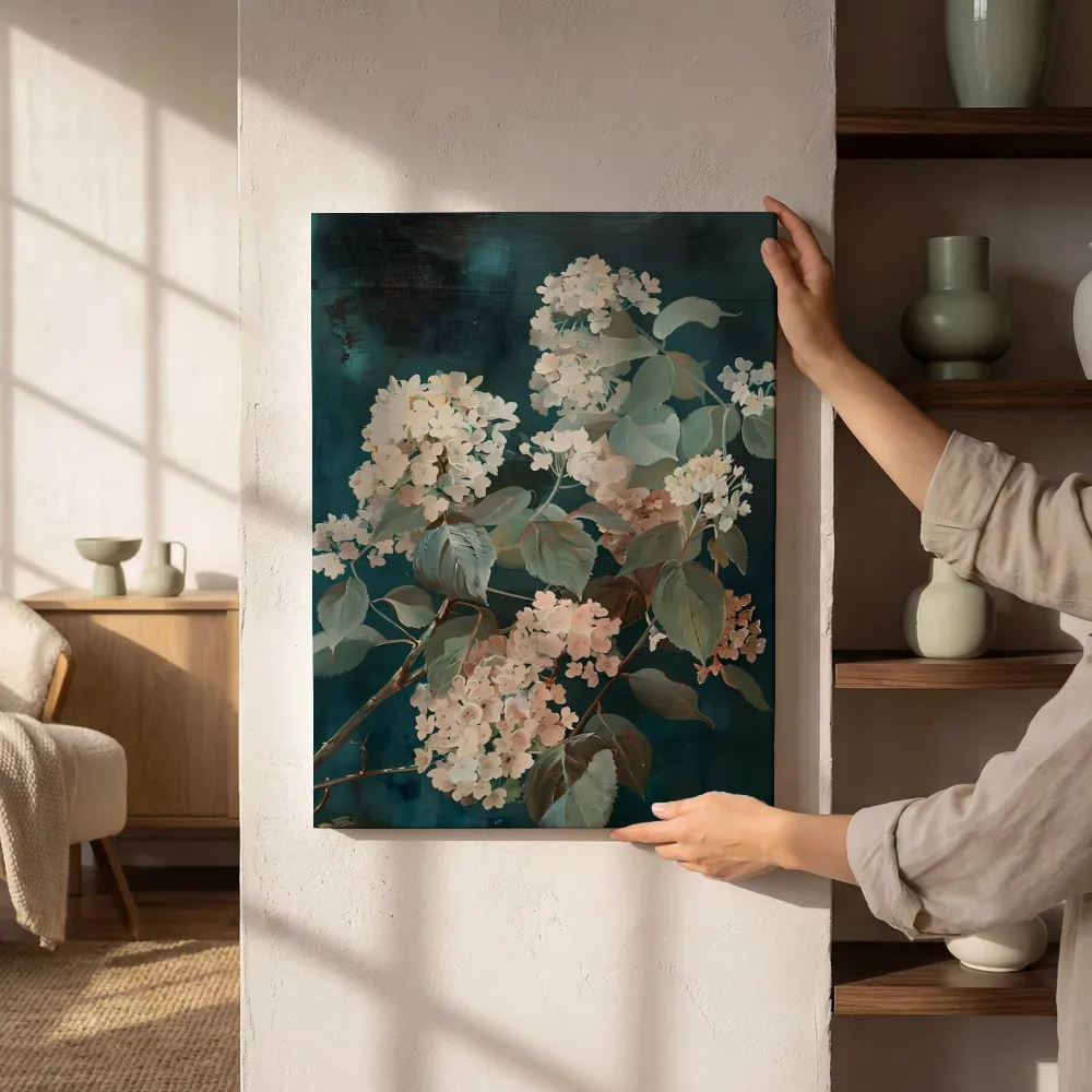 Sfeerimpressie: Hortensia in donkere tinten naast de kast