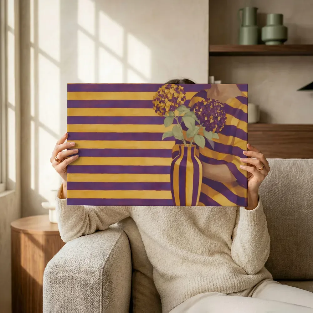 Sfeerimpressie: Hortensia in goudgeel en paars terwijl het omhoog wordt gehouden