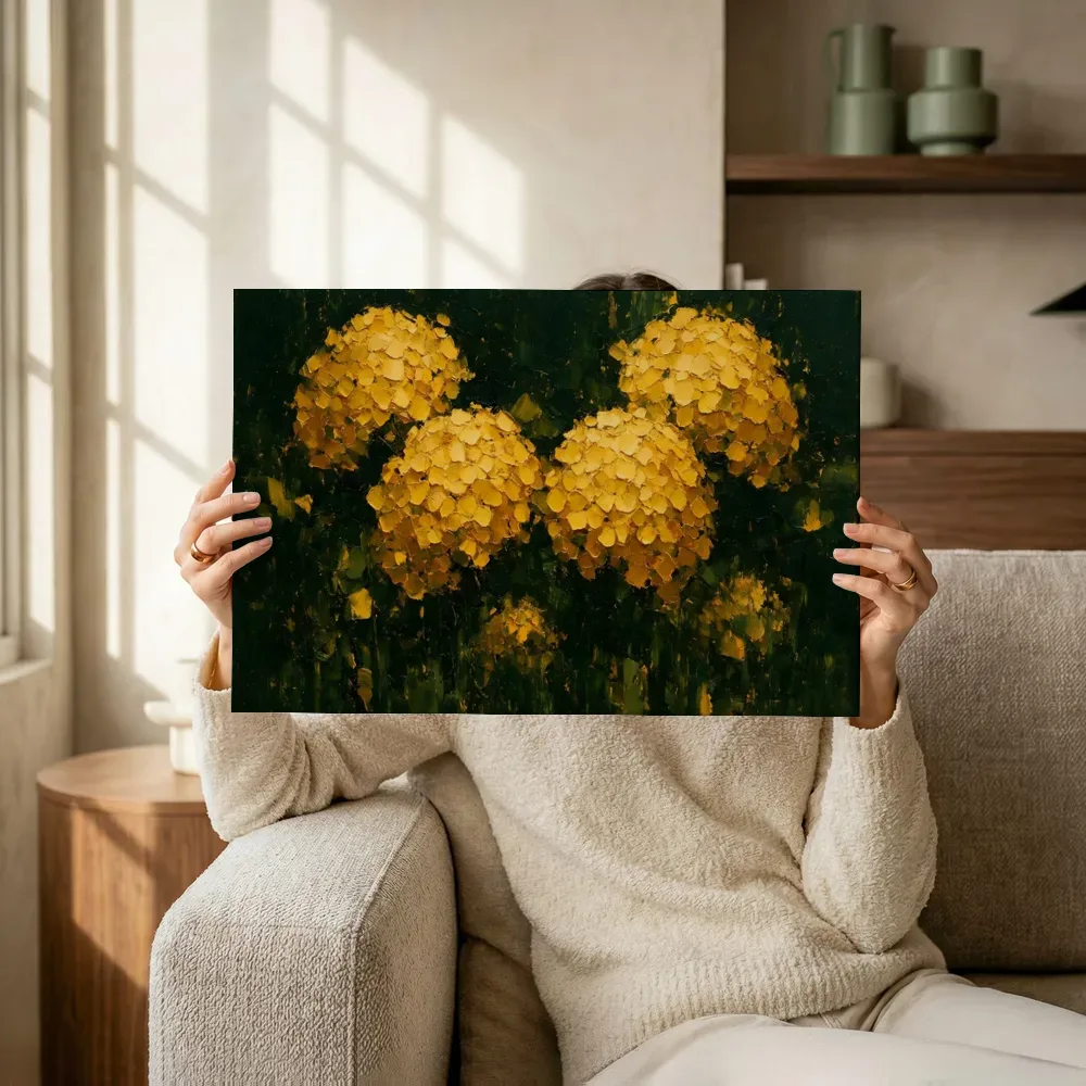 Sfeerimpressie: Hortensia in groepjes in goudoker terwijl het omhoog wordt gehouden