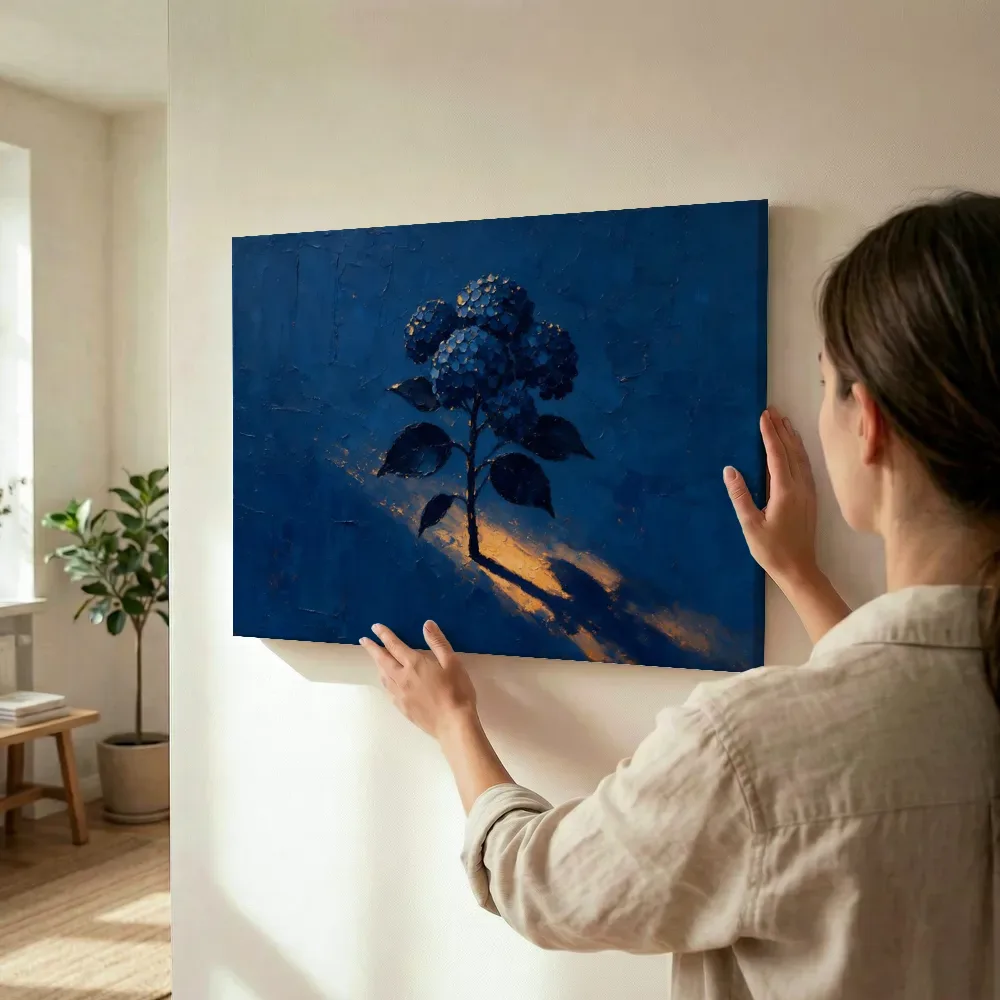 Sfeerimpressie: Hortensia in inktblauw terwijl het wordt opgehangen
