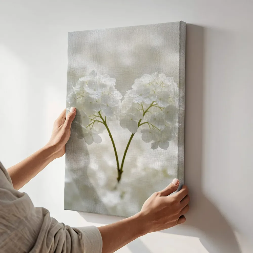 Sfeerimpressie: Hortensia in na de regen, wit 2 terwijl het aan de muur wordt gehangen
