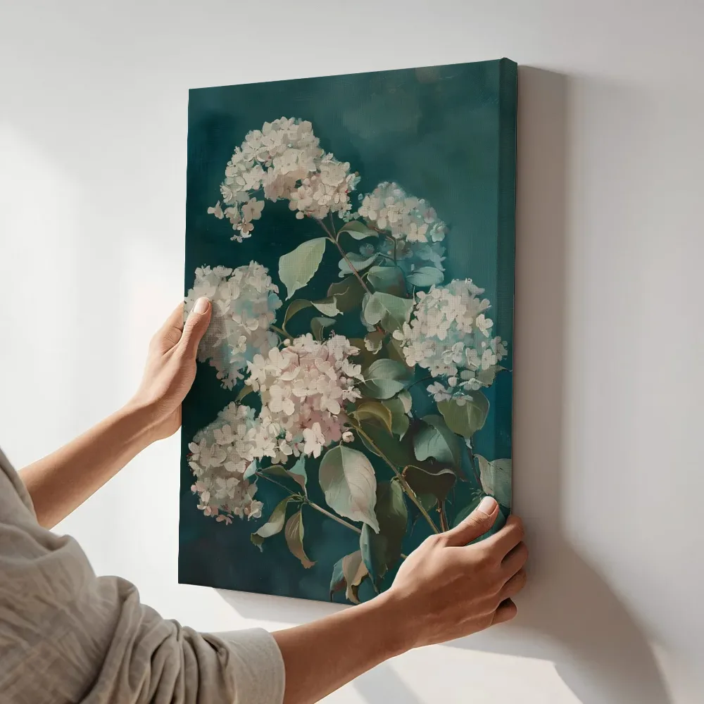 Sfeerimpressie: Hortensia op donkere achtergrond terwijl het aan de muur wordt gehangen