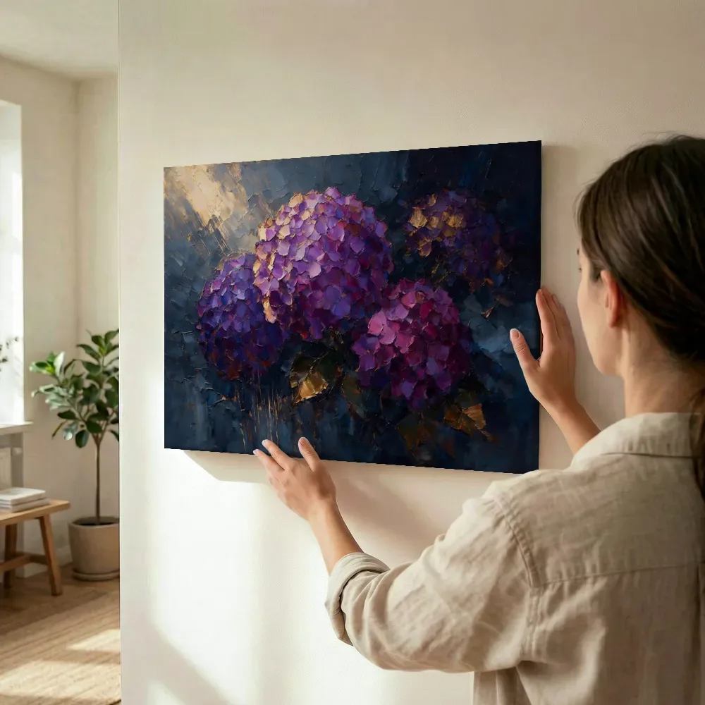 Sfeerimpressie: Hortensia van dichtbij in violet terwijl het wordt opgehangen
