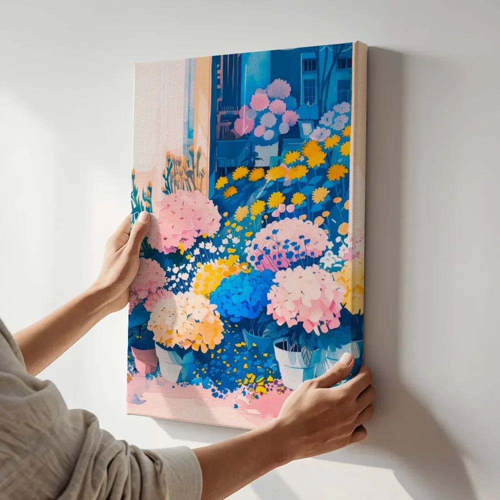 Sfeerimpressie: Hortensia's in blauw interieur terwijl het aan de muur wordt gehangen