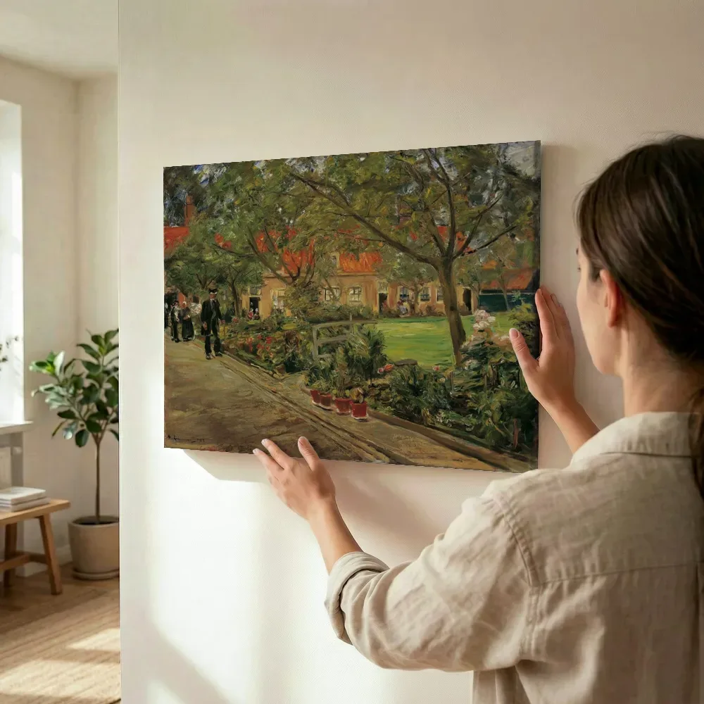 Sfeerimpressie: Ziekenhuistuin in Edam van Max Liebermann terwijl het wordt opgehangen
