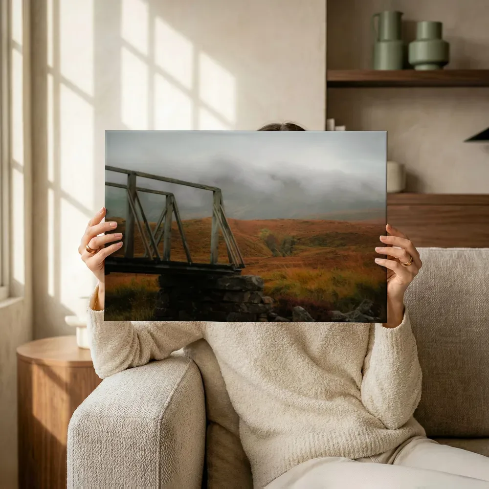 Sfeerimpressie: Houten brug bij mistige schotse heuvels terwijl het omhoog wordt gehouden