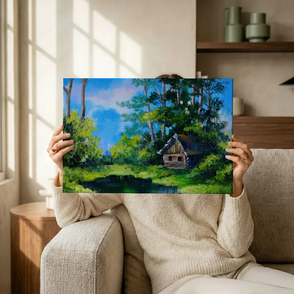 Sfeerimpressie: Houten hut aan het bosmeer terwijl het omhoog wordt gehouden
