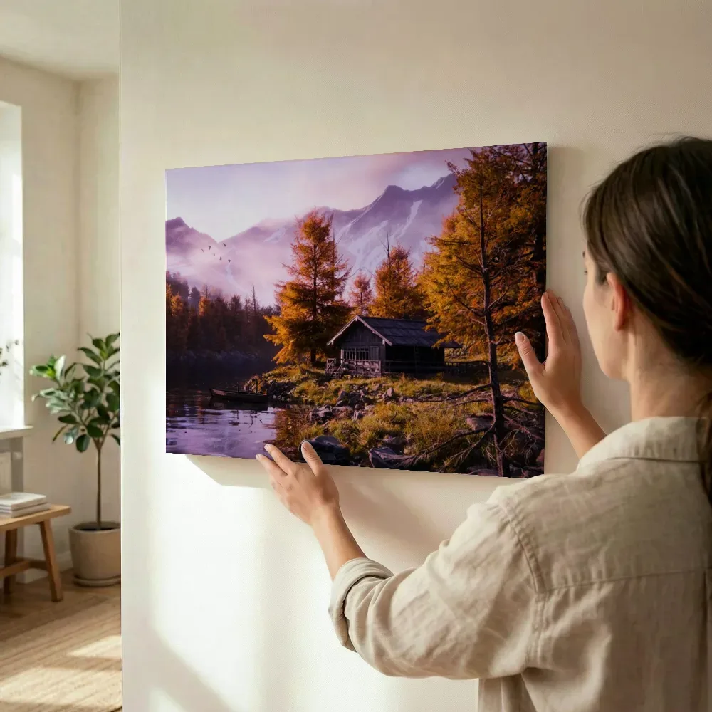 Sfeerimpressie: Houten hut aan het herfstmeer terwijl het wordt opgehangen