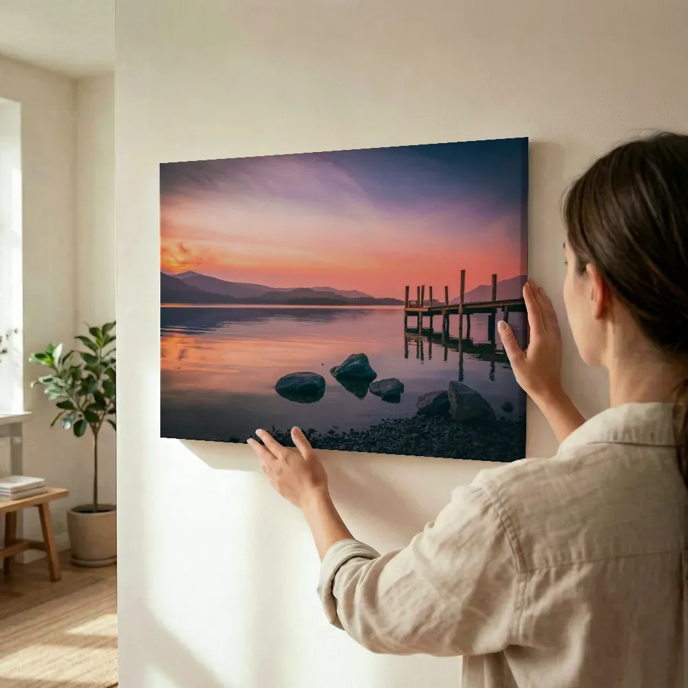 Sfeerimpressie: Houten steiger aan het meer bij zonsondergang terwijl het wordt opgehangen
