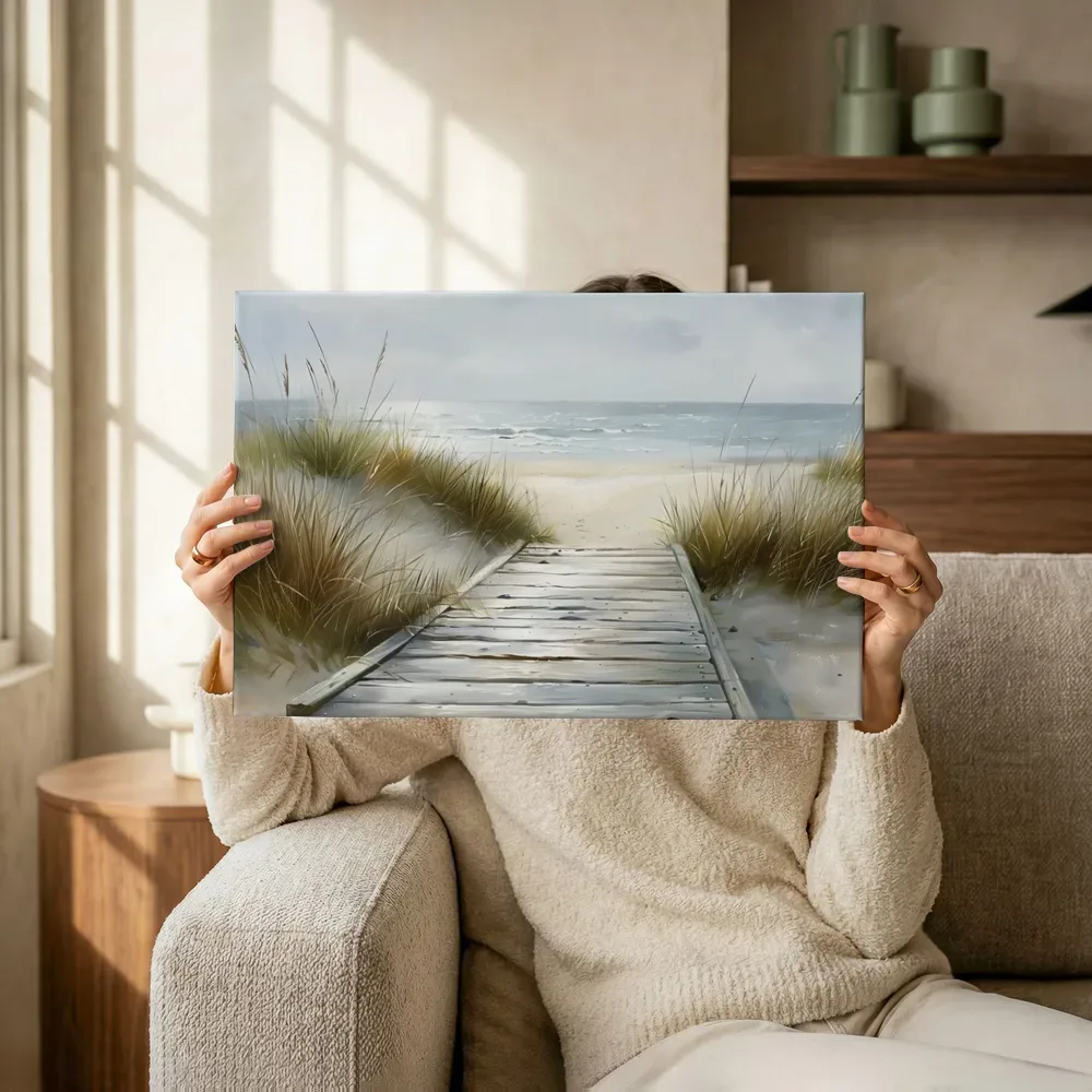 Sfeerimpressie: Houten vlonder naar het strand terwijl het omhoog wordt gehouden
