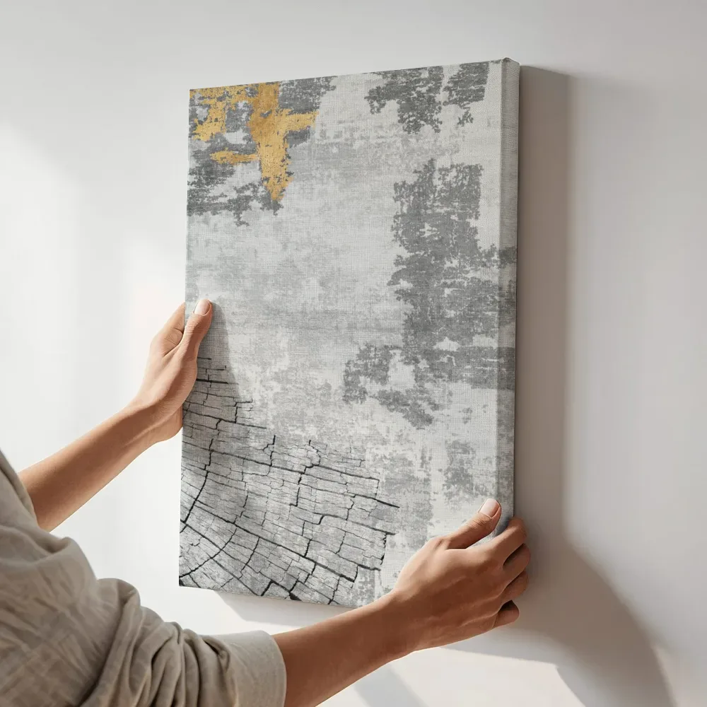 Sfeerimpressie: Houtnerf textuur met gouden verfspat terwijl het aan de muur wordt gehangen