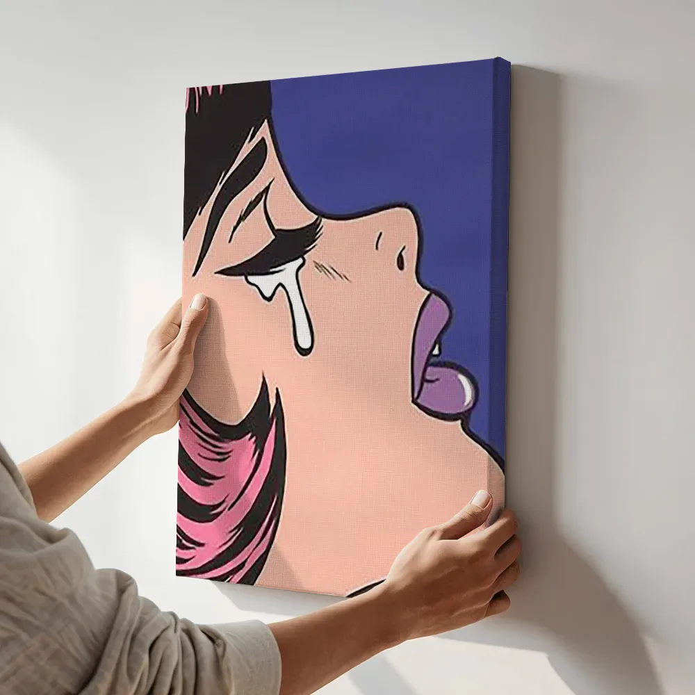 Sfeerimpressie: Huilende vrouw en profil pop art terwijl het aan de muur wordt gehangen