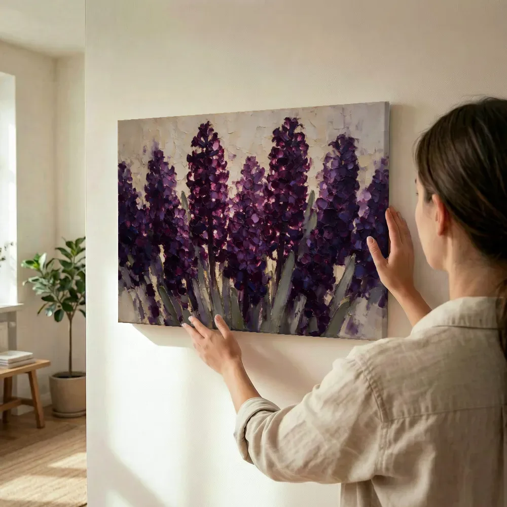 Sfeerimpressie: Hyacint in aubergine terwijl het wordt opgehangen