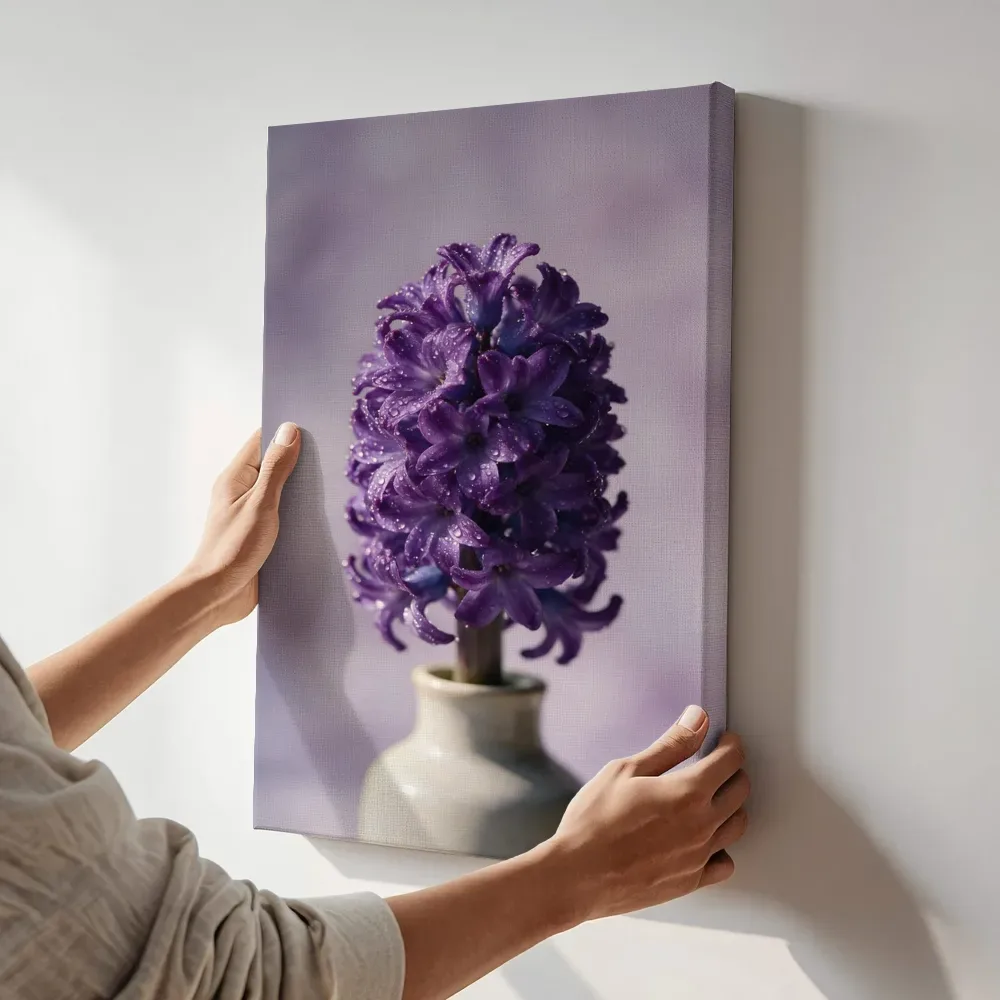 Sfeerimpressie: Hyacint in de dauw, dieppaars 2 terwijl het aan de muur wordt gehangen