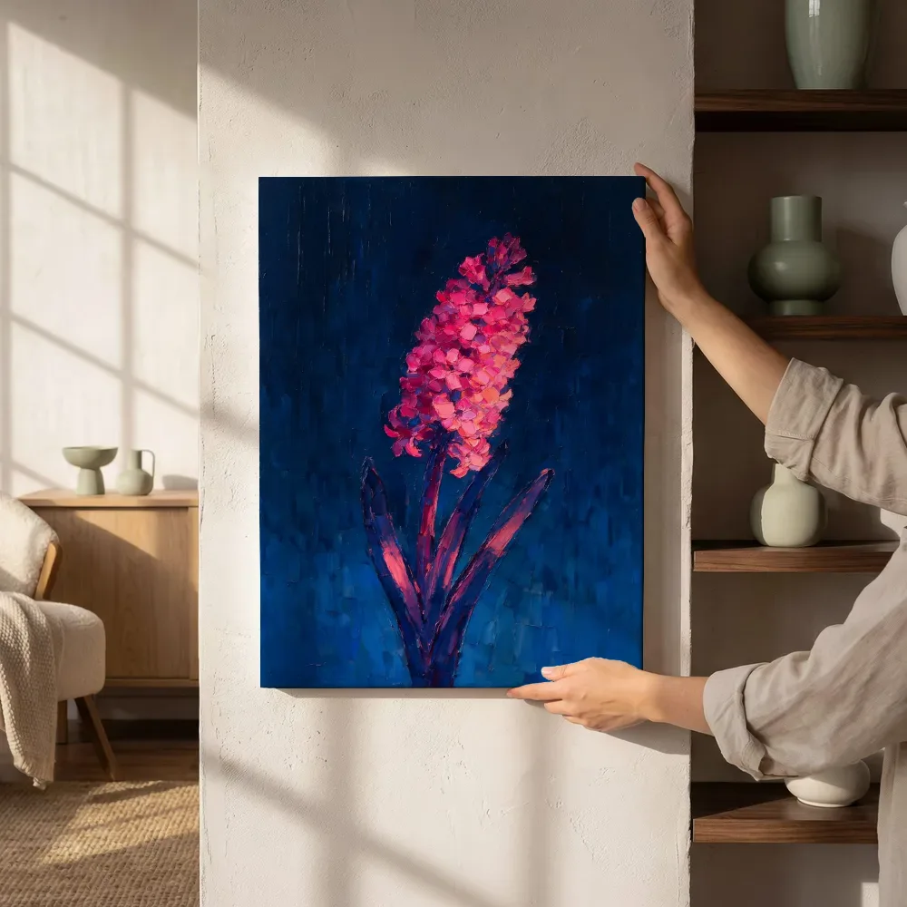 Sfeerimpressie: Hyacint in fuchsia naast de kast