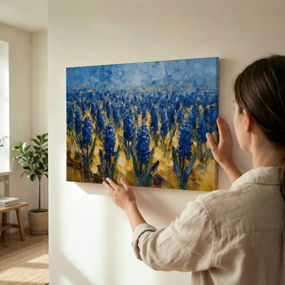 Sfeerimpressie: Hyacint in het landschap in diepblauw terwijl het wordt opgehangen