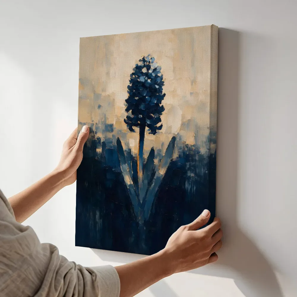Sfeerimpressie: Hyacint in inktblauw terwijl het aan de muur wordt gehangen