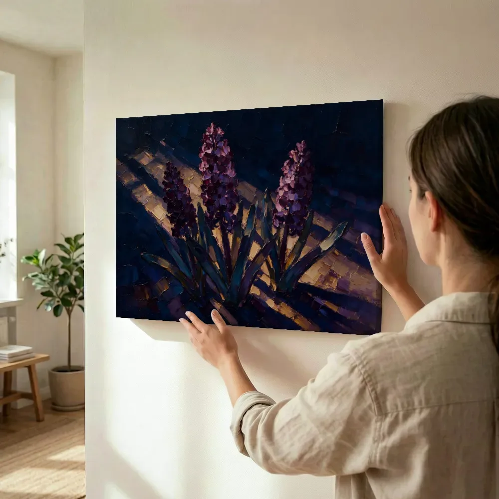 Sfeerimpressie: Hyacint van dichtbij in aubergine terwijl het wordt opgehangen