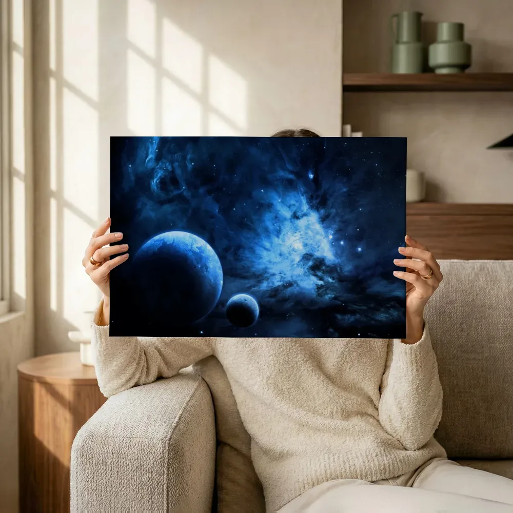 Sfeerimpressie: IJsblauwe kosmische nevel terwijl het omhoog wordt gehouden