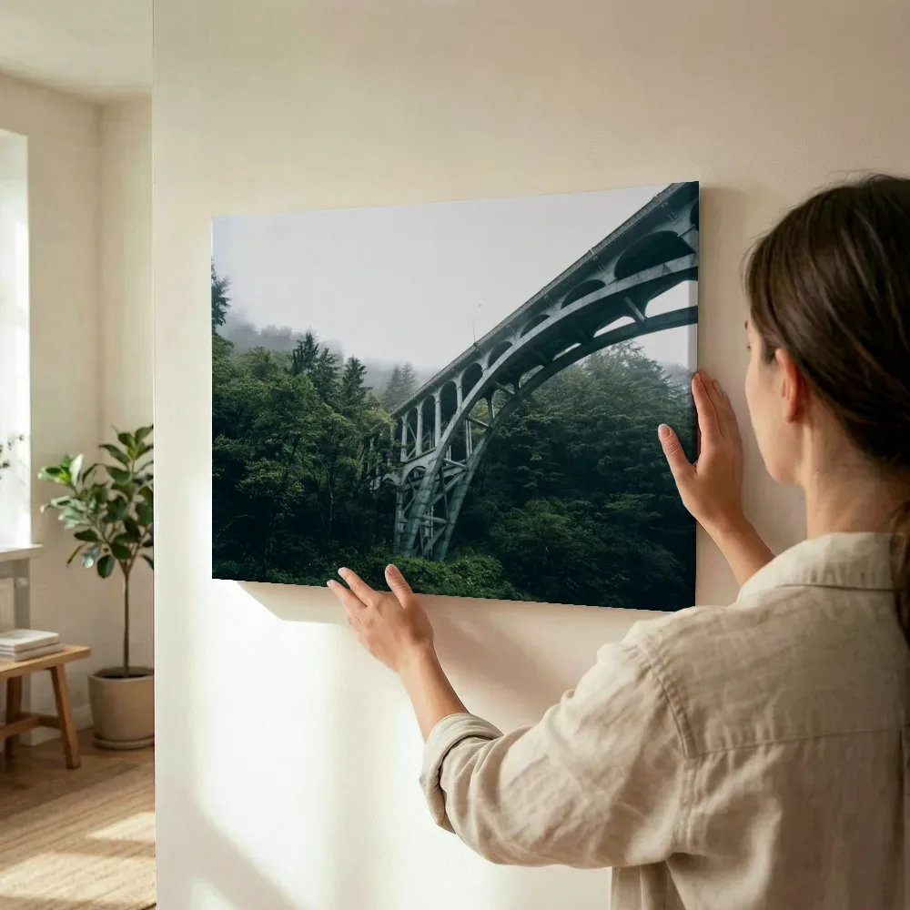 Sfeerimpressie: Imposante brug door het mistige woud terwijl het wordt opgehangen