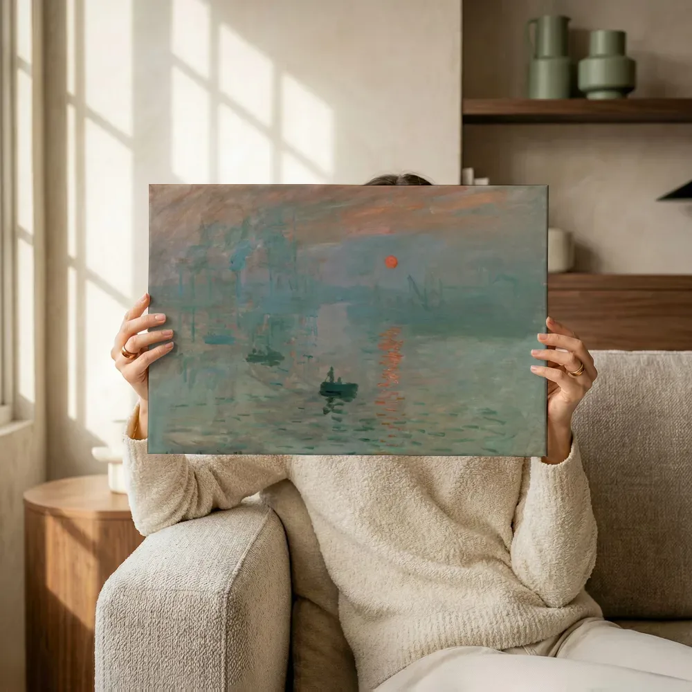 Sfeerimpressie: Impression, soleil levant van Claude Monet terwijl het omhoog wordt gehouden