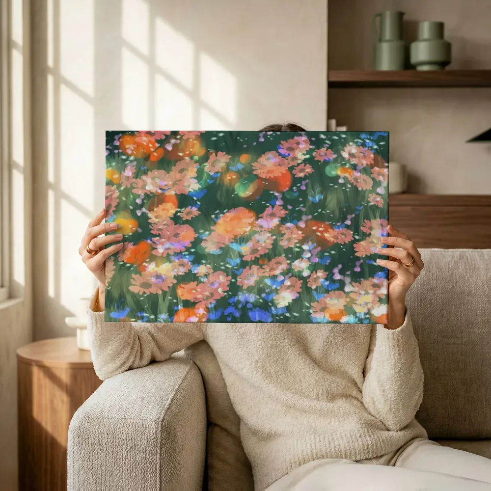 Sfeerimpressie: Impressionistisch bloemenveld in de schemering terwijl het omhoog wordt gehouden