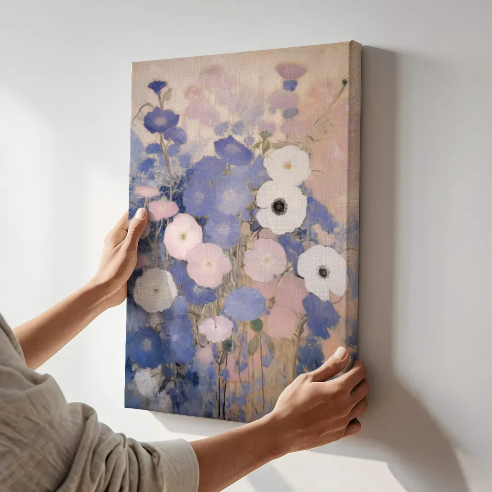 Sfeerimpressie: Impressionistisch bloemenveld in blauw en roze terwijl het aan de muur wordt gehangen
