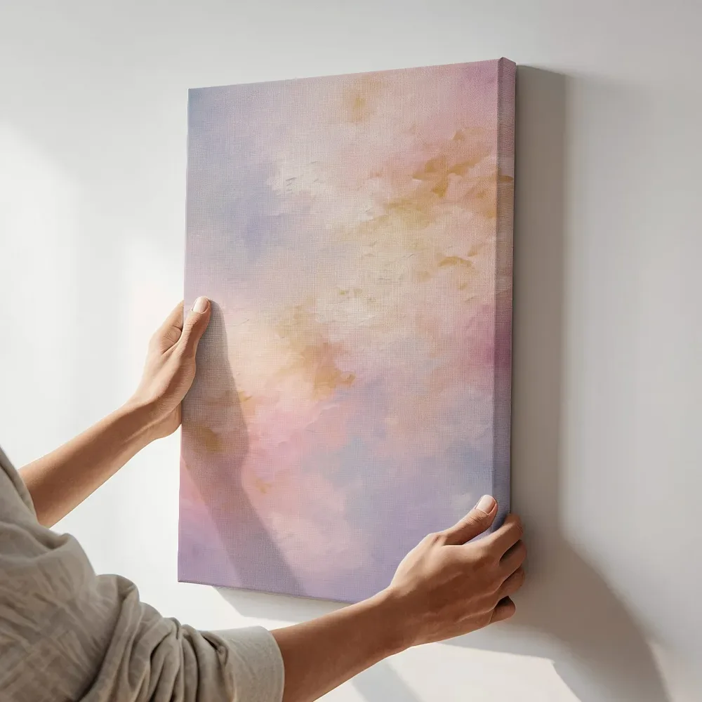 Sfeerimpressie: Abstracte wolkenlucht terwijl het aan de muur wordt gehangen