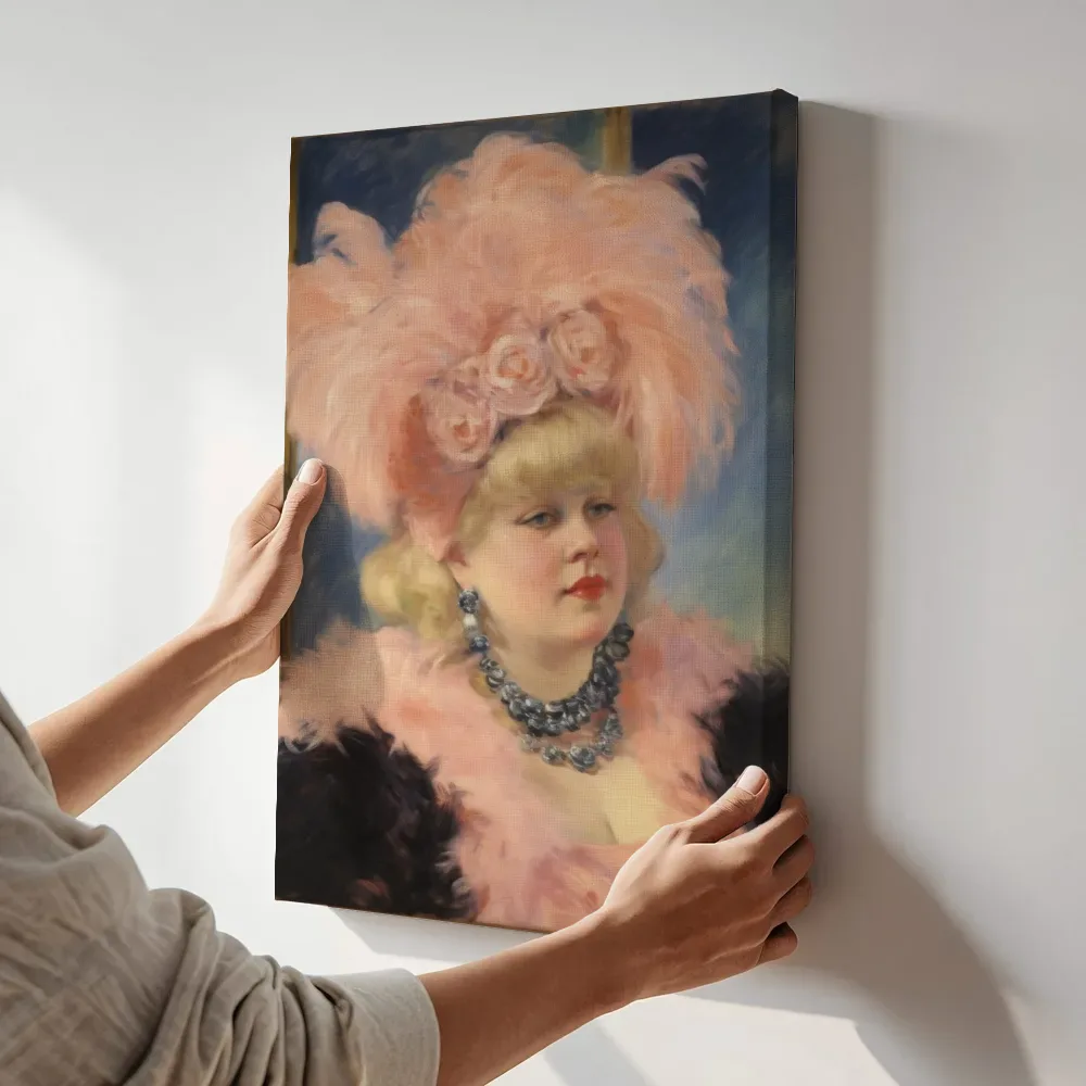 Sfeerimpressie: Dame met roze verenhoed terwijl het aan de muur wordt gehangen