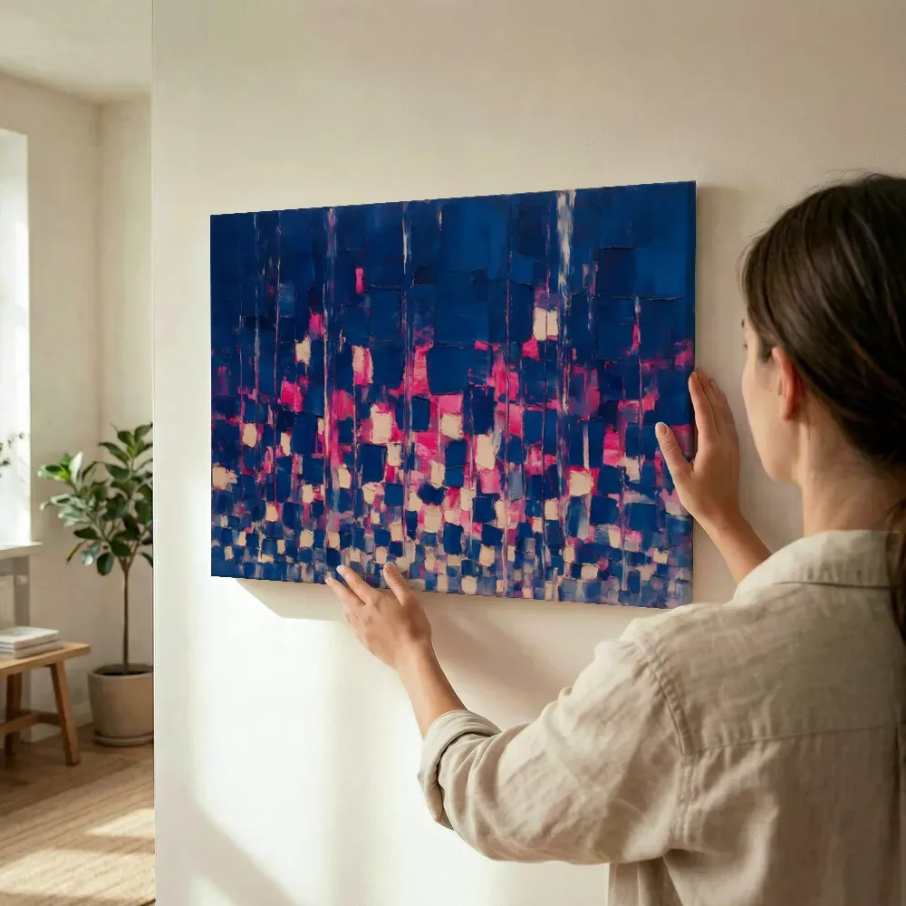 Sfeerimpressie: Indigo en fuchsia van klein naar groot terwijl het wordt opgehangen