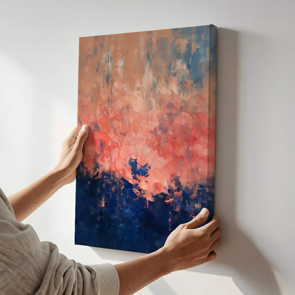 Sfeerimpressie: Indigo en koraalroze in drie lagen terwijl het aan de muur wordt gehangen