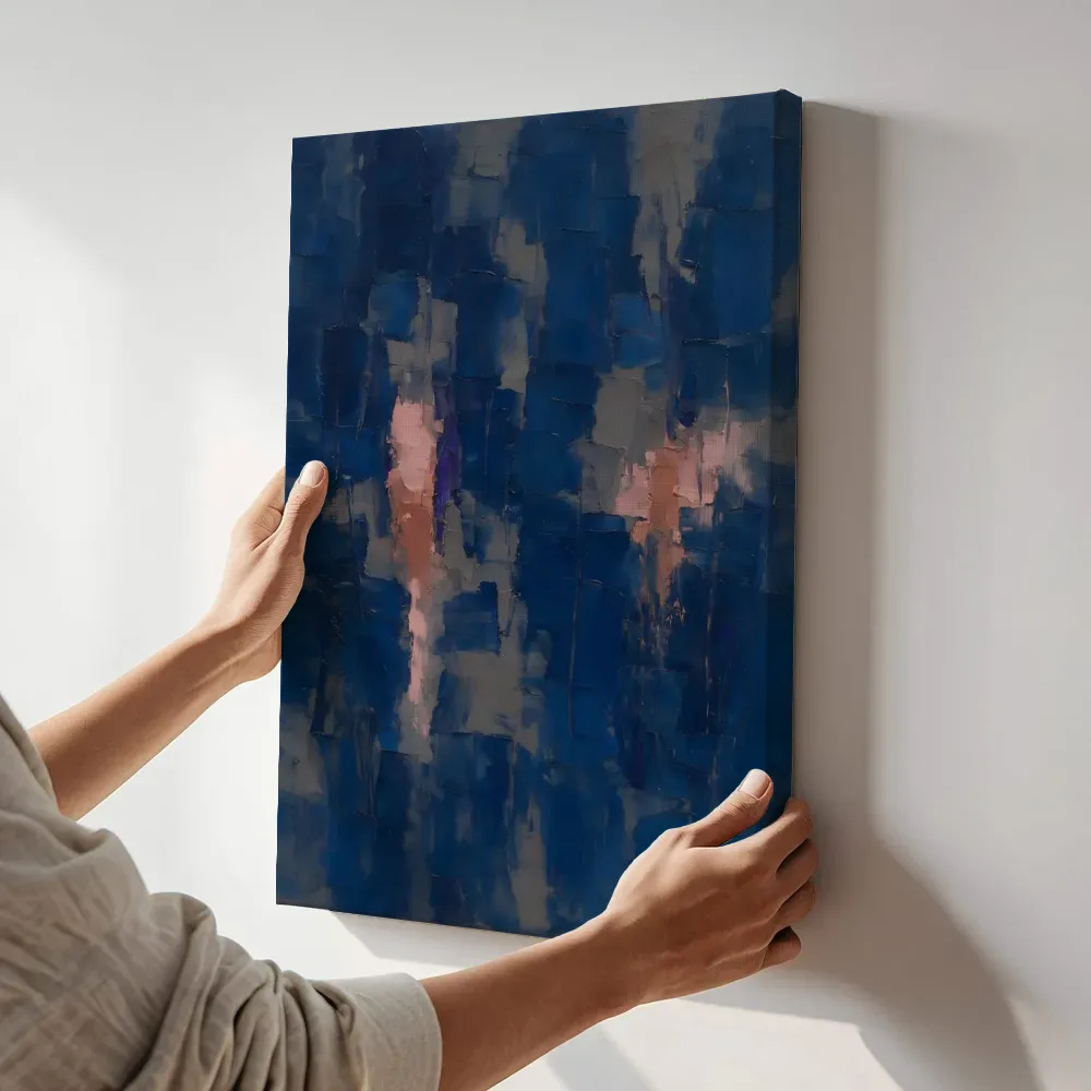 Sfeerimpressie: Indigo en oud roze met doorbraak terwijl het aan de muur wordt gehangen