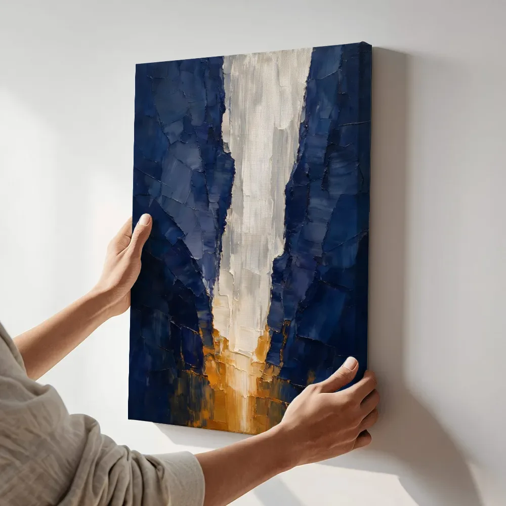 Sfeerimpressie: Indigo en zilverwit met lichtspleet terwijl het aan de muur wordt gehangen